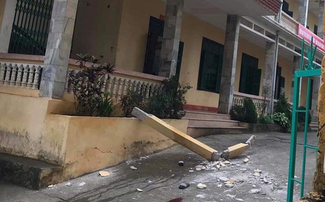 Hiện trường vụ việc đổ cột bê tông khiến 1 học sinh thiệt mạng tại Trường THCS thị trấn Đà Bắc. (Ảnh: HBHB)