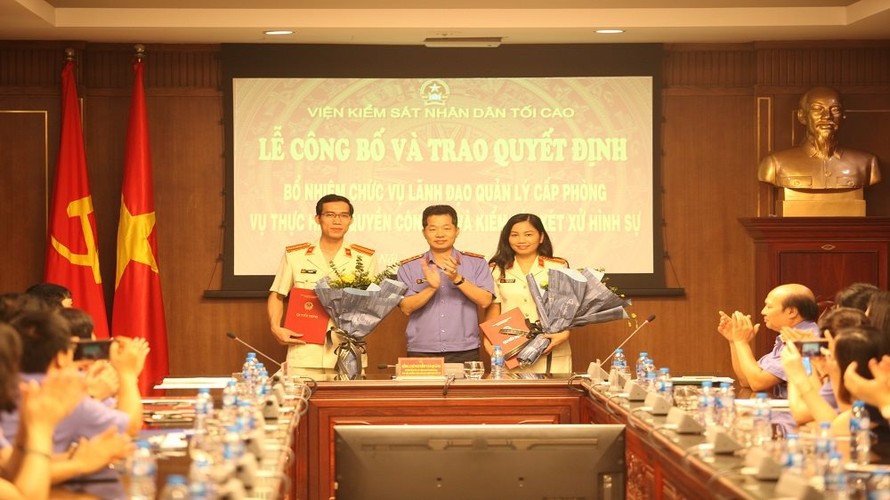 Đồng chí Nguyễn Văn Quảng chụp ảnh lưu niệm cùng 2 đồng chí mới được bổ nhiệm.