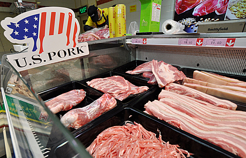 Thịt heo Mỹ bán tại một ngôi chợ ở Trịnh Châu, Trung Quốc. Ảnh: ChinaDaily