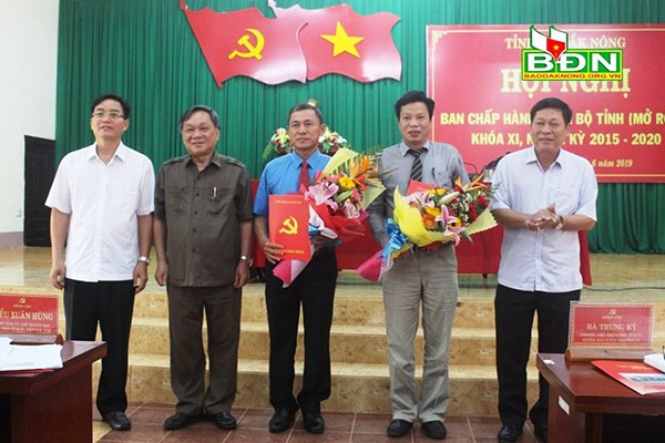 Thường trực Tỉnh ủy Đắk Nông trao quyết định của Ban Bí thư và chúc mừng các cán bộ.