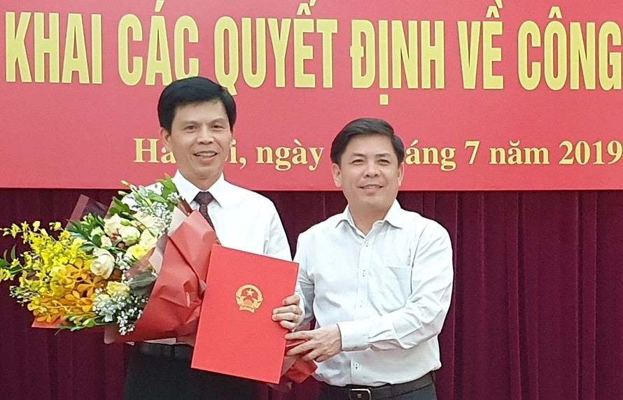 Bộ trưởng Bộ Giao thông vận tải Nguyễn Văn Thể trao quyết định và chúc mừng tân Thứ trưởng Lê Anh Tuấn. Ảnh: Báo Chính phủ