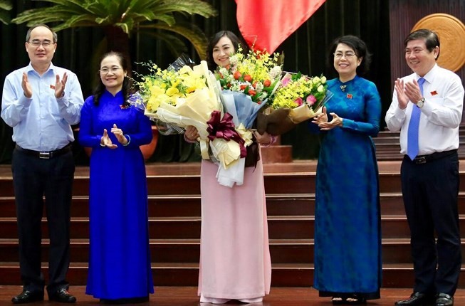 Lãnh đạo TPHCM chúc mừng bà Phan Thị Thắng.