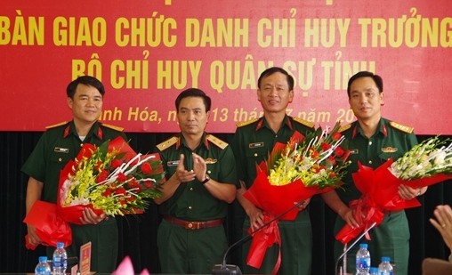 Trung tướng Nguyễn Doãn Anh, Tư lệnh Quân khu 4 chúc mừng các đồng chí được bổ nhiệm chức vụ mới. Ảnh báo Thanh Hóa