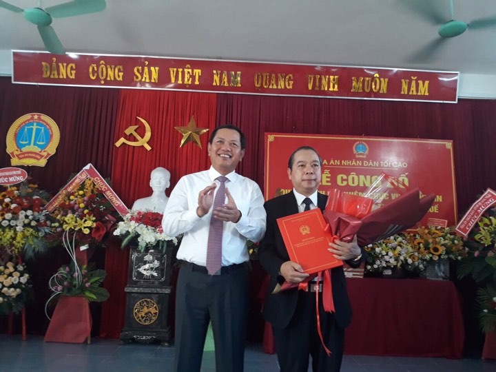 Ông Nguyễn Văn Bường (bên phải) được điều động, bổ nhiệm làm Chánh án TAND tỉnh Thừa Thiên - Huế. Ảnh: VTC News