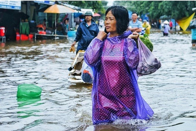 Người dân lội nước trên đường Trần Phú, Phú Quốc. Ảnh: Riko.