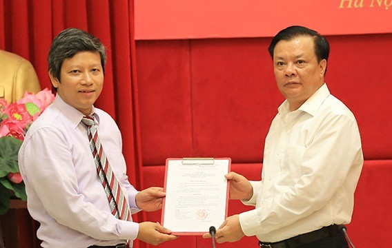 Bộ trưởng Đinh Tiến Dũng trao quyết định cho đồng chí Phạm Văn Trường. Ảnh: Báo Chính phủ