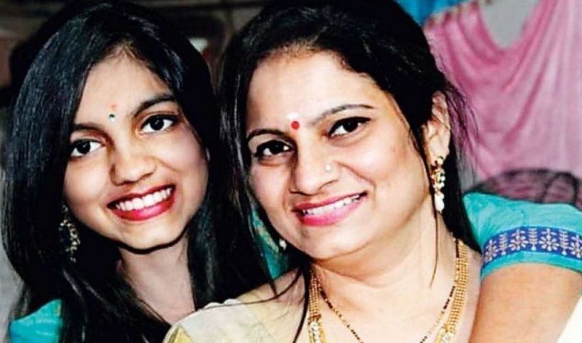 Nữ diễn viên Pradnya Parkar và con gái.