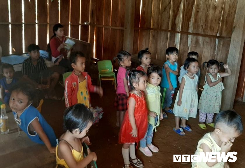 Hàng chục trẻ trong độ tuổi mầm non ở Quảng Nam phải học tạm tại các nhà dân.