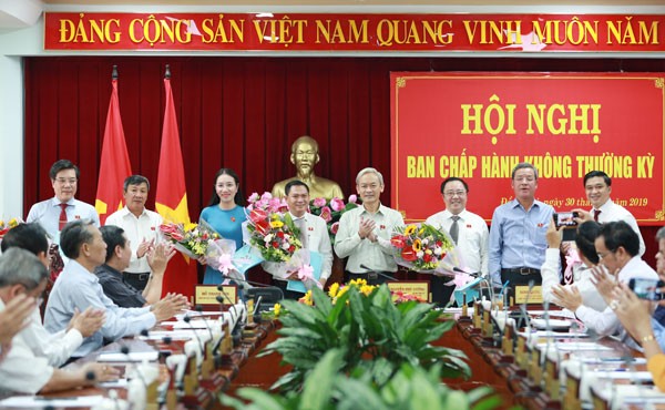 Lãnh đạo tỉnh Đồng Nai trao quyết định và chúc mừng các cán bộ được Ban Bí thư Trung ương Đảng chỉ định giữ chức Ủy viên ban Chấp hành Đảng bộ tỉnh.