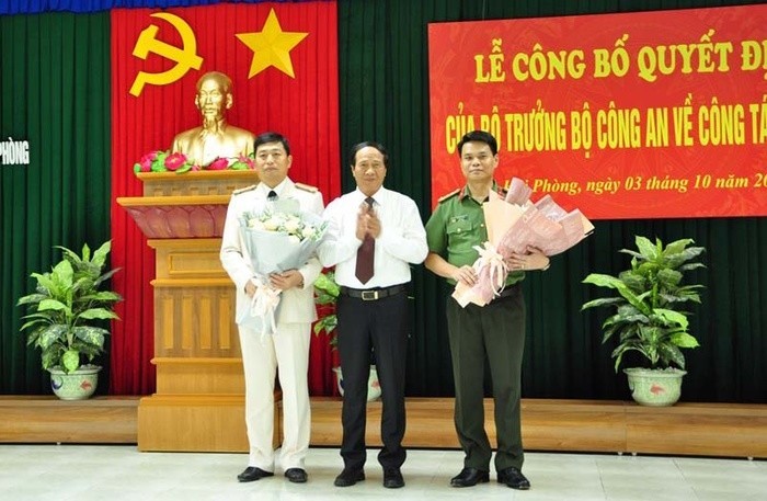 Bí thư Thành ủy Hải Phòng tặng hoa đại tá Vũ Thanh Chương (trái) và đại tá Lê Ngọc Châu (phải). Ảnh: VF