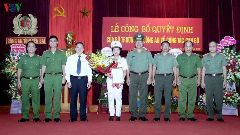 Thượng tá Lê Thị Thanh Hằng nhận quyết định bổ nhiệm Phó Giám đốc Công an tỉnh Yên Bái. Ảnh: VTC News