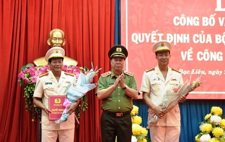 Thượng tướng Bùi Văn Nam trao quyết định và chúc mừng Đại tá Lê Tấn Tới, Đại tá Trần Phong. Ảnh: VGP