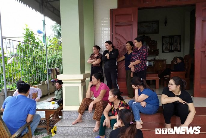 Gia đình ông Lê Minh Tuân (huyện Yên Thành, Nghệ An) lo lắng về thông tin người thân gặp nạn. Ảnh: VTC News