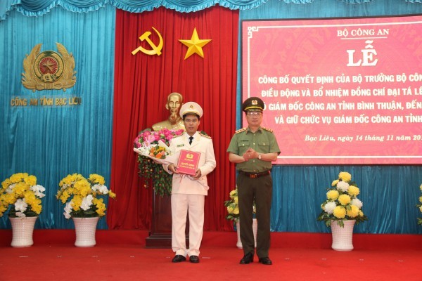 Thượng tướng Nguyễn Văn Thành, Thứ trưởng Bộ Công an trao quyết định điều động và bổ nhiệm Đại tá Lê Việt Thắng (Ảnh: Công an tỉnh Bạc Liêu)