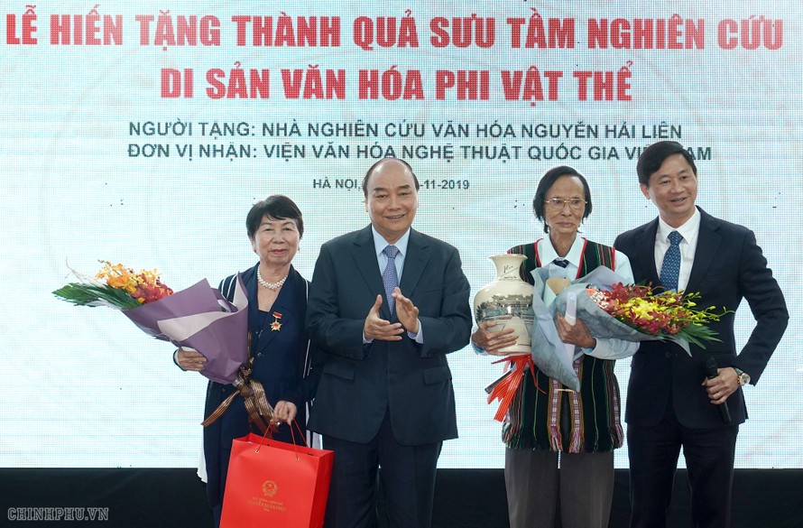 Thủ tướng Chính phủ tặng hoa và quà cho gia đình nhà nghiên cứu Nguyễn Hải Liên. 