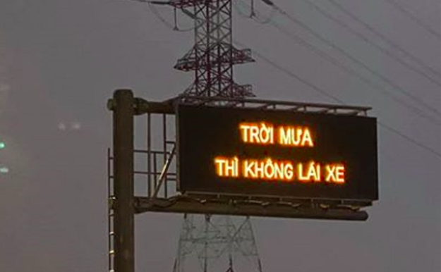 "Trời mưa thì không lái xe" xuất hiện trên bảng điện tử đường dẫn cao tốc TP.HCM - Long Thành - Dầu Giây. Ảnh: VTC News