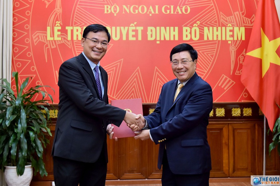 Ủy viên Bộ Chính trị, Phó Thủ tướng, Bộ trưởng Ngoại giao Phạm Bình Minh trao quyết định cho ông Phạm Quang Hiệu. Ảnh: TQ