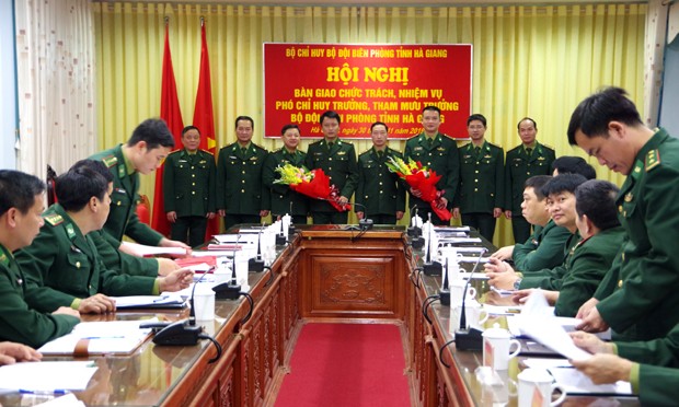 Hội nghị bàn giao chức trách, nhiệm vụ Phó Chỉ huy trưởng Bộ Chỉ huy Bộ đội Biên phòng tỉnh Hà Giang. Ảnh: VGP