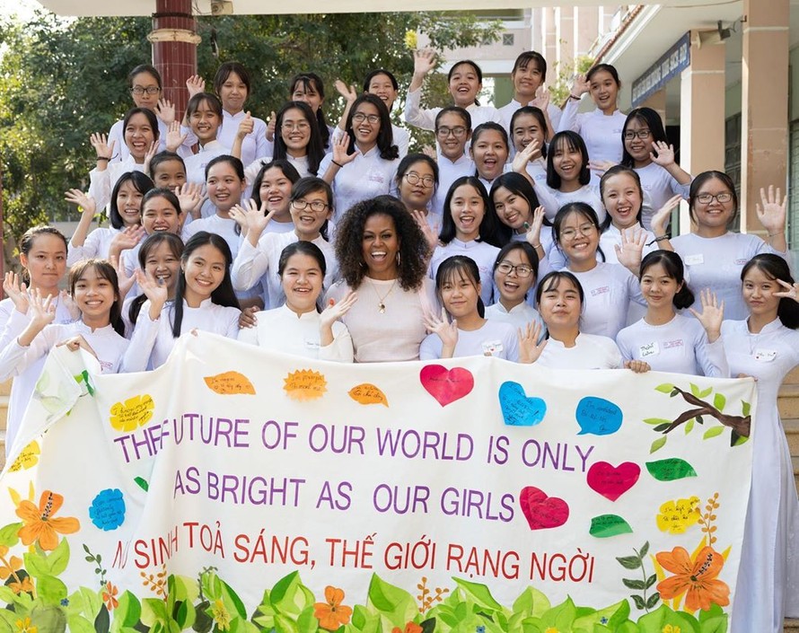 Bà Michelle Obama đã đến thăm các nữ sinh trường THPT Cần Giuộc, Long An. Ảnh: Instagram
