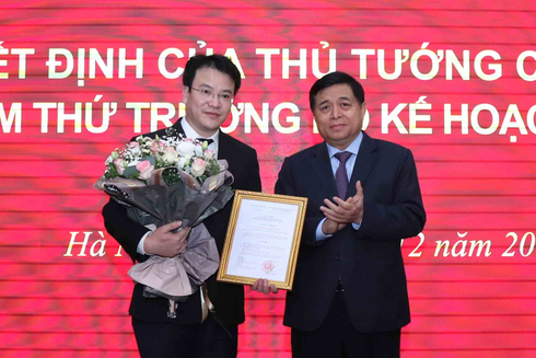 Bộ trưởng Nguyễn Chí Dũng trao Quyết định và tặng hoa chúc mừng tân Thứ trưởng Trần Quốc Phương. Ảnh: Infornet