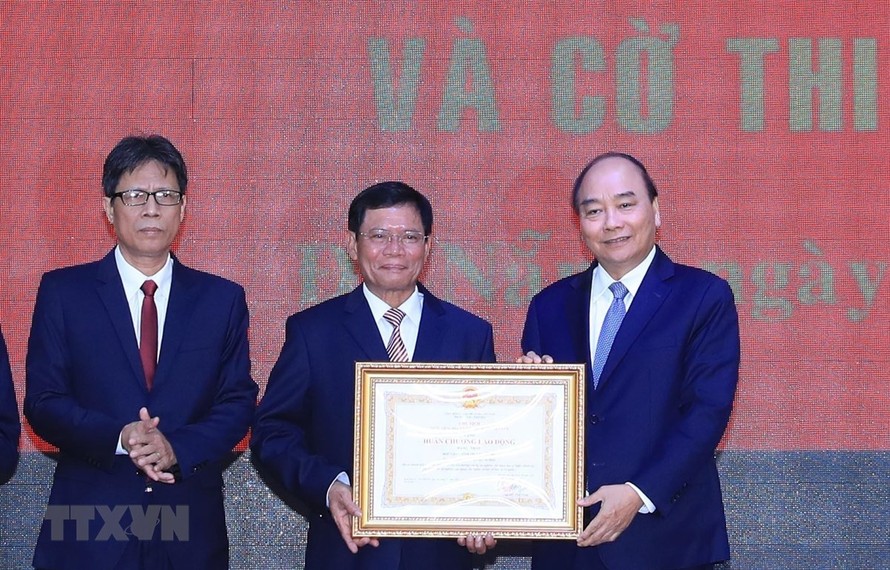 Thủ tướng Nguyễn Xuân Phúc trao Huân chương Lao động hạng Nhất của Chủ tịch nước tặng Học viện Chính trị khu vực III. (Ảnh: Thống Nhất/TTXVN)