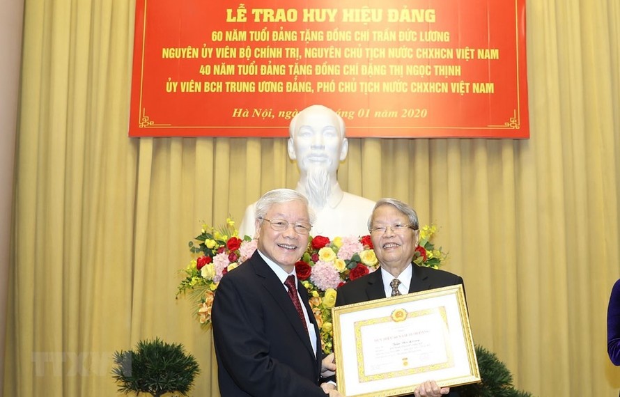 Tổng Bí thư, Chủ tịch nước Nguyễn Phú Trọng trao Huy hiệu 60 năm tuổi Đảng tặng nguyên Chủ tịch nước Trần Đức Lương. (Ảnh: Trí Dũng/TTXVN)