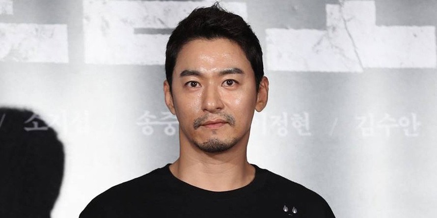 Tài tử Joo Jin Mo thừa nhận bị tin tặc tống tiền và làm rò rỉ các tin nhắn mồi chài phụ nữ.