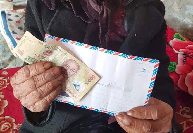 Bức ảnh cụ bà nhận được 10.000 đồng với phong bao ghi "quà mừng thọ" gây xôn xao dư luận. Ảnh: Phan Văn/Zing