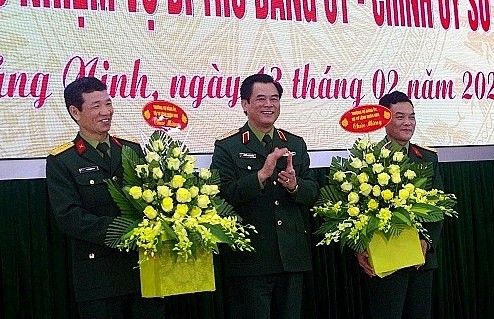 Đại tá Nguyễn Đình Khiêm và Đại tá Đoàn Hoài Nam nhận quyết định hôm 13/2. Ảnh: VGP