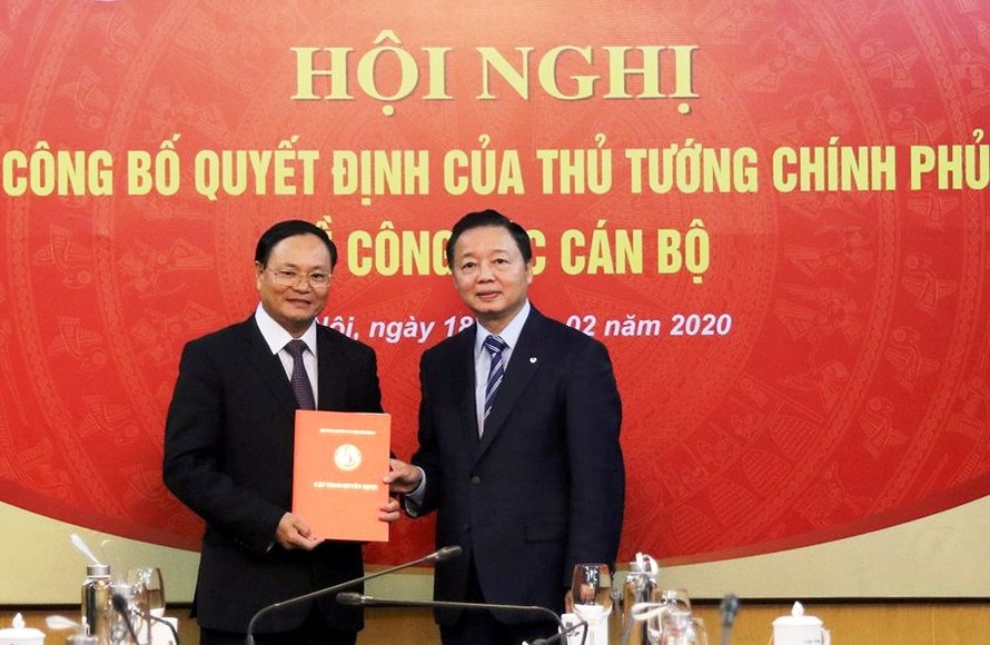 Bộ trưởng Trần Hồng Hà trao quyết định cho ông Lê Minh Ngân. Ảnh: Báo Chính phủ