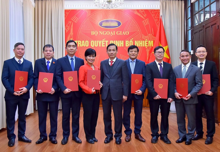 Thứ trưởng Lê Hoài Trung trao quyết định và chúc mừng các cán bộ được bổ nhiệm giữ chức vụ mới. Ảnh: VGP