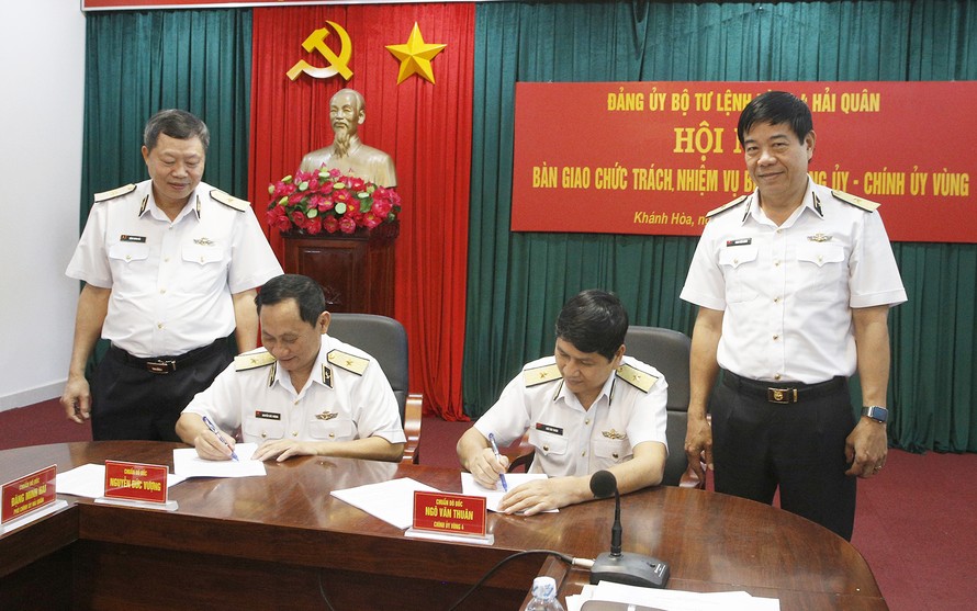 Chuẩn đô đốc Nguyễn Đức Vượng bàn giao chức trách nhiệm vụ cho Chuẩn đô đốc Nguyễn Văn Thuân. Ảnh: VGP