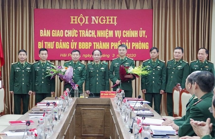 Thiếu tướng Đỗ Dành Vượng (giữa) tặng hoa chúc mừng Đại tá Phạm Hồng Phong, Đại tá Đặng Văn Trọng. Ảnh: VGP