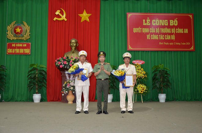 Đại tá Nguyễn Duy Xuất, Phó cục trưởng Cục Tổ chức cán bộ, Bộ Công an trao Quyết định của Bộ trưởng Bộ Công an cho hai tân Phó giám đốc Công an Bình Thuận. Ảnh: VOV