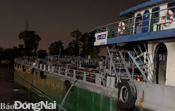 Hiện trường xảy ra vụ cháy tàu chở xăng trên sông Đồng Nai. (Nguồn: báo Đồng Nai)