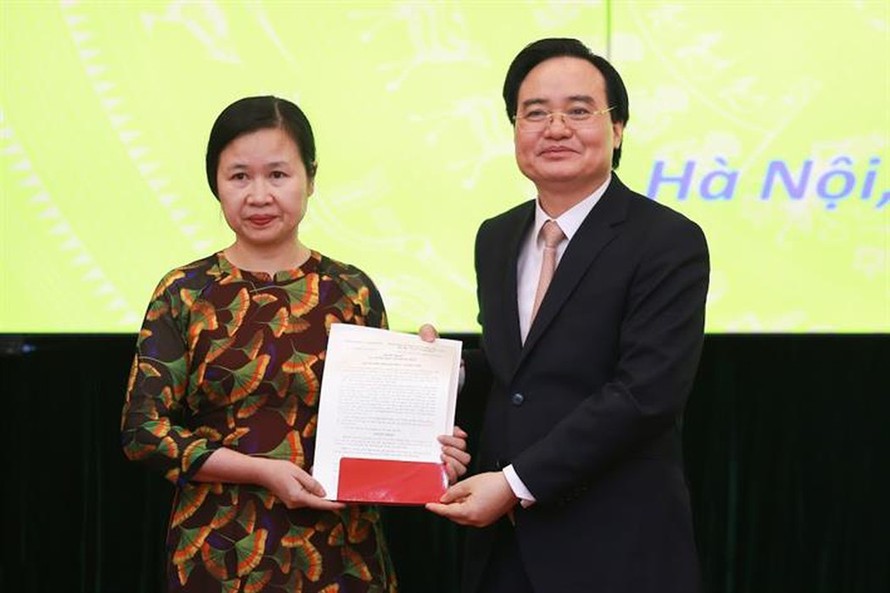 Bộ trưởng Phùng Xuân Nhạ trao quyết định điều động, bổ nhiệm cho Giáo sư Lê Thị Thanh Nhàn (Ảnh: moet.gov.vn)