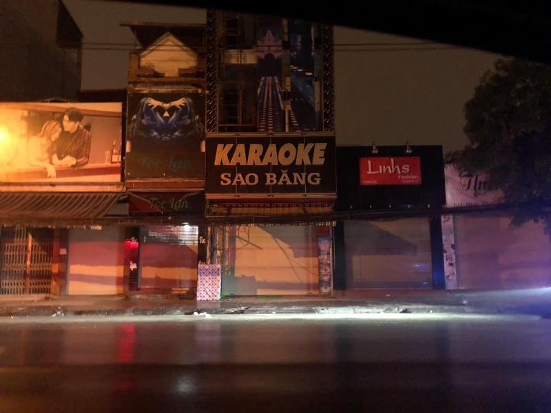 Quán karaoke Sao Băng dù đóng cửa nhưng bên trong vẫn hoạt động xuyên đêm giữa mùa dịch. Ảnh: VTC News