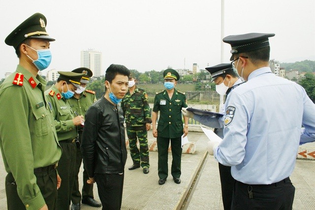 Công an tỉnh Lào Cai trao trả người vượt biên trái phép vào Việt Nam cho Cục Công an huyện Hà Khẩu, tỉnh Vân Nam, Trung Quốc xử lý (Ảnh: Công an tỉnh Lào Cai).
