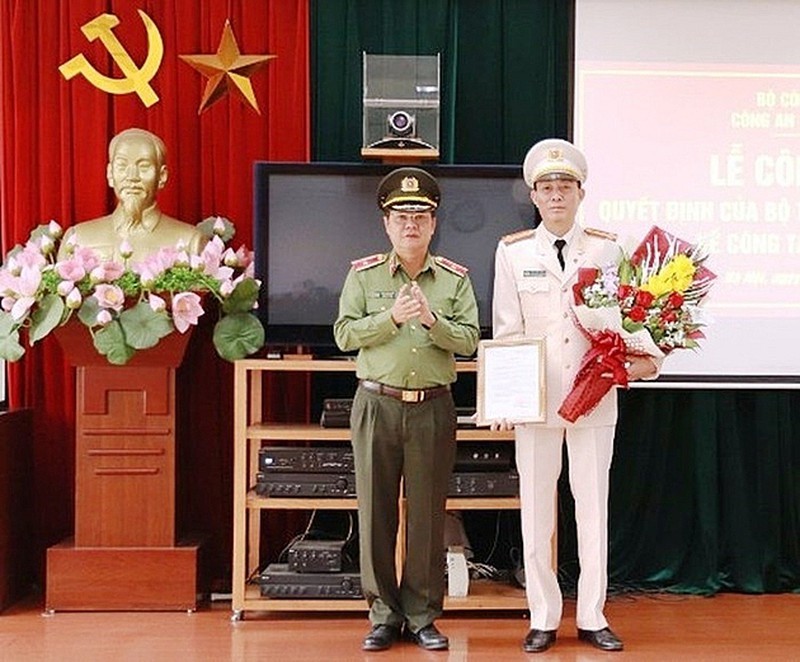 Thượng tá Hứa Việt Hưng nhận quyết định bổ nhiệm. Ảnh: ANTĐ