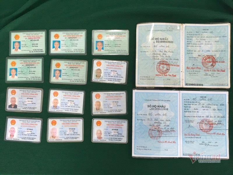 5 chứng minh nhân dân và 7 thẻ căn cước công dân của cụ ông ăn xin. Ảnh: VietNamNet