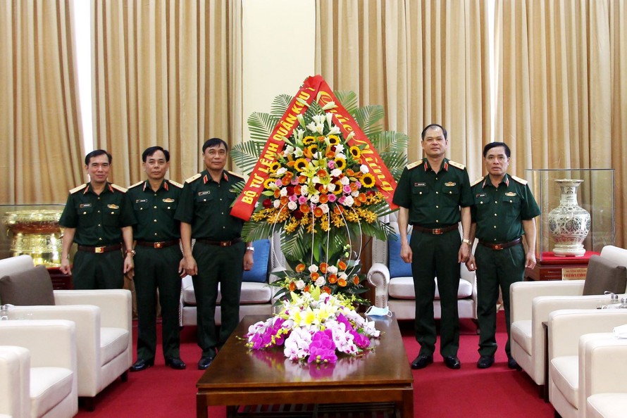 Thủ trưởng Bộ tư lệnh Quân khu 1 chúc mừng Thiếu tướng Hoàng Văn Hữu. Ảnh: VGP