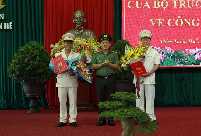 Giám đốc Công an tỉnh Thừa Thiên - Huế trao quyết định bổ nhiệm 2 Phó giám đốc Công an tỉnh. Ảnh: Công an cung cấp.