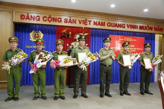 Đại tá Trịnh Ngọc Quyên, Giám đốc Công an tỉnh Bình Dương, trao quyết định về việc điều động, bổ nhiệm các lãnh đạo cấp phòng. Ảnh: NLĐ
