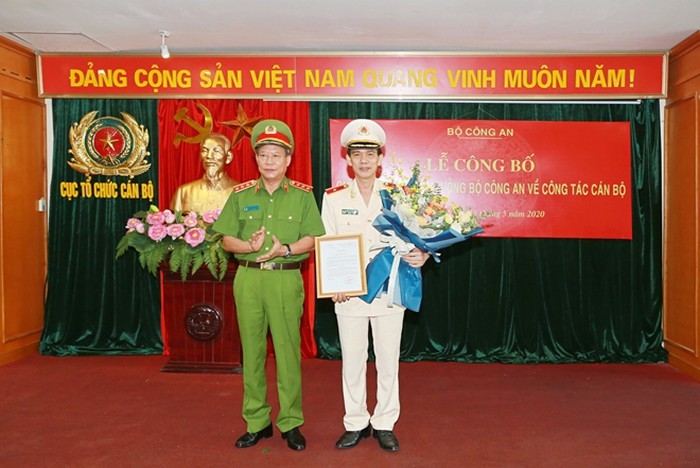 Thượng tướng Lê Quý Vương tặng hoa chúc mừng Thiếu tướng Hoàng Đức Lừng - tân Cục trưởng Cục Tổ chức cán bộ. Ảnh: ANTĐ