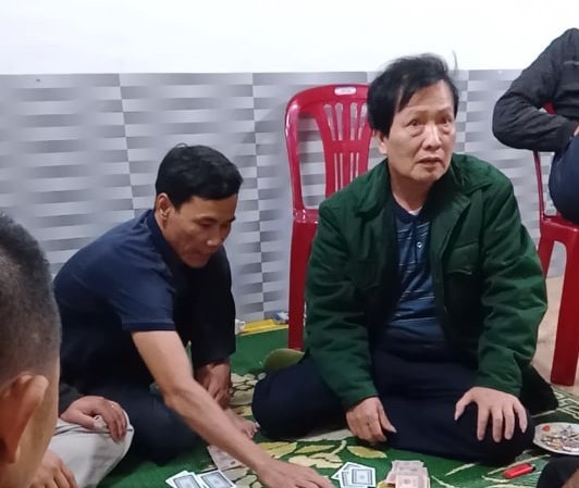 Hình ảnh ông Phạm Đại Dũng, Chủ tịch UBND xã Hương Lâm giữa chiếu bạc.