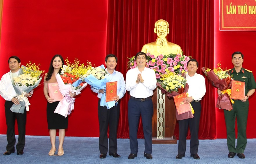 Bí thư Tỉnh ủy Phú Thọ Bùi Minh Châu trao quyết định và chúc mừng 5 cán bộ được Ban Bí thư Trung ương Đảng chỉ định giữ chức vụ mới. Ảnh: VGP