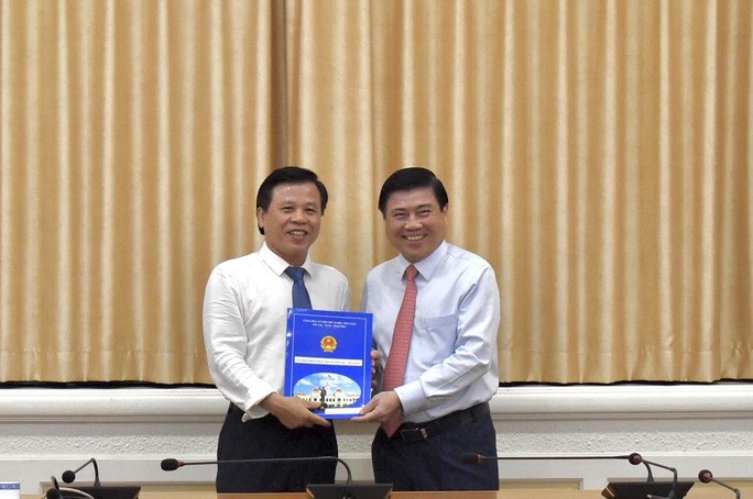 Chủ tịch UBND TP.HCM Nguyễn Thành Phong trao quyết định bổ nhiệm cho ông Nguyễn Hữu Tín. Ảnh: NLĐ