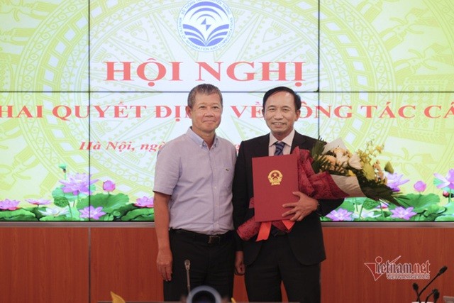 Thứ trưởng Bộ TT&TT Nguyễn Thành Hưng trao quyết định biệt phái cho ông Nguyễn Trọng Đường. Ảnh: Vietnamnet