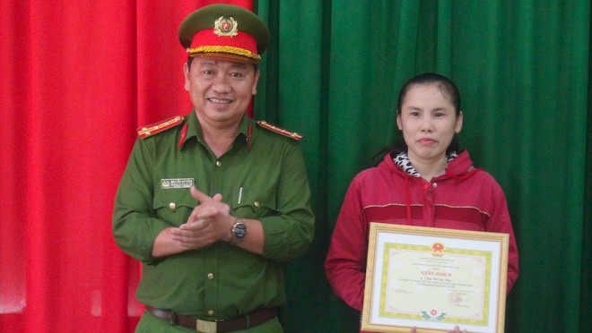 Đại tá Nguyễn Chí Công, trao giấy khen cho nữ tạp vụ. Ảnh: Anh Minh/Zing