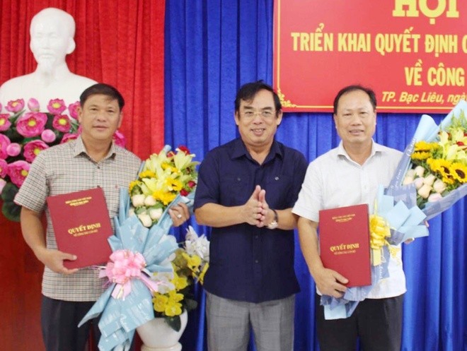 Chủ tịch UBND tỉnh Bạc Liêu Dương Thành Trung trao quyết định bổ nhiệm cho ông Huỳnh Quốc Ca (phải) và ông Dương Chí Bình. Ảnh: TN